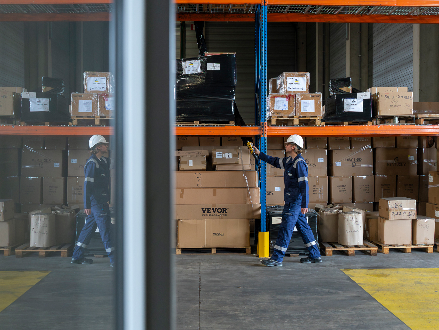 Un employé d'Arizo mesure la qualité de l'air dans un entrepôt.
